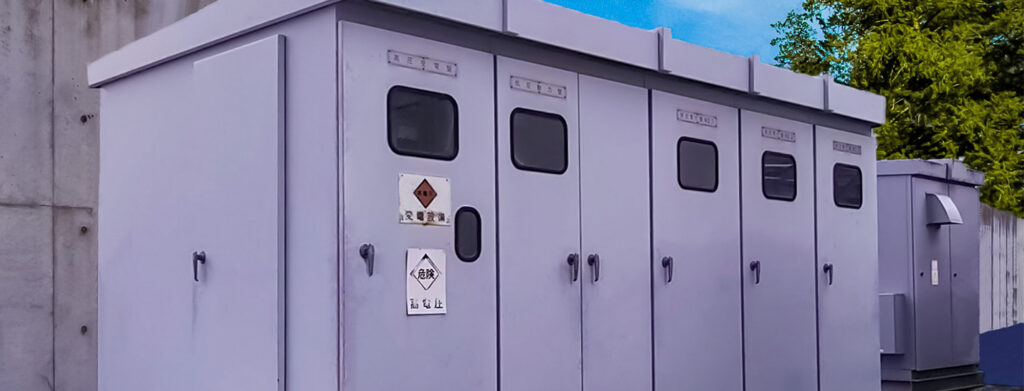 屋外に設置された受変電設備（キュービクル）の全景